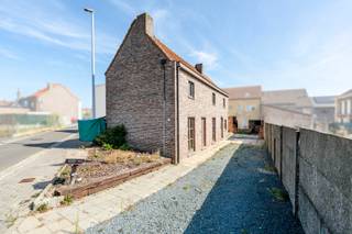 <p>Bent u op zoek naar een renovatieproject met een sterk meerwaardepotentieel? Dan is deze eigendom in Liedekerke beslist het ontdekken waard. De woning dient volledig gerenoveerd te worden en beschikt reeds over een recent afgeleverde omgevingsvergunning, waardoor u meteen aan de slag kunt met de realisatie van een hedendaagse gezinswoning volgens de goedgekeurde plannen.</p>

<p><strong>Belangrijk:</strong> de afgebeelde plannen tonen de <strong>vergunde nieuwe toestand</strong> en <strong>niet de huidige toestand</strong>. Om de vergunde woning te realiseren, dienen nog afbraak-, renovatie- en nieuwbouwwerken uitgevoerd te worden.</p>

<p>De vergunning voorziet een moderne woning met 3 slaapkamers, een lichtrijke leefruimte, open keuken, badkamer, terras en tuin. Ook werd rekening gehouden met de huidige energienormen, waaronder hoogwaardige isolatie, ventilatie en een regenwaterput van 10.000 liter met infiltratiewadi.</p>

<p>Ook de ligging is een troef: rustig en residentieel, op korte afstand van scholen, openbaar vervoer, winkels en natuur, met een vlotte verbinding richting Brussel.</p>

<p><strong>Troeven:</strong></p>

<p>Omgevingsvergunning reeds afgeleverd</p>

<p>Vergunde plannen voor een woning met 3 slaapkamers</p>

<p>Volledig renovatieproject</p>

<p>Energiezuinig project volgens de huidige normen</p>

<p>Rustige ligging nabij centrum en voorzieningen</p>

<p>Interessant voor eigen bewoning, investering of meerwaardeproject</p>

<p>Interesse? Contacteer ERA Esperanza voor meer informatie of een bezoek ter plaatse.</p>