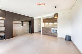 Op zoek naar een gezellige en onderhoudsvriendelijke thuis op een vlot bereikbare locatie nabij Leuven? Deze gerenoveerde studio bevindt zich op de vierde verdieping van een goed onderhouden residentie, net buiten de Leuvense ring en dicht bij de belangrijkste verbindingswegen. De grote raampartij zorgt voor veel natuurlijke lichtinval en een aangenaam uitzicht op het groen. De praktische woon- en slaapruimte is voorzien van ingebouwde kasten en een bureau, waardoor de beschikbare ruimte optimaal wordt benut. Aansluitend bevindt zich een gezellig terras waar u in alle rust van de omgeving kunt genieten. De geïnstalleerde keuken beschikt over een koelkast, spoelbak, inductiekookplaat en combioven. Daarnaast is er een afzonderlijke badkamer met douche, lavabo en toilet. Voor het onderhoud van de gemeenschappelijke delen, water en verwarming wordt een maandelijkse provisie van €100 aangerekend. Een ideale thuis voor een alleenstaande of jonge professional die op zoek is naar een comfortabele studio voor langere termijn. Wenst u graag een bezoek of extra informatie? Aarzel dan zeker niet contact op te nemen via info@homies.be of 016 15 37 11.