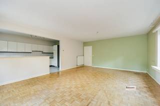 <p><span>Op een </span><span>centrale en gegeerde locatie in Brasschaat</span><span> bevindt zich dit ruime appartement van maar liefst </span><span>118 m²</span><span>, gelegen op de </span><span>eerste verdieping</span><span>.</span></p><p><span>De woning biedt dankzij haar royale oppervlakte en praktische indeling bijzonder veel wooncomfort en beschikt over </span><span>3 volwaardige slaapkamers</span><span>. Achteraan bevindt zich een </span><span>terras</span><span>, een aangename plek om in alle rust van de buitenlucht te genieten.</span></p><p><span>Een belangrijke extra troef is de </span><span>garagebox die bij het appartement inbegrepen is</span><span>, ideaal voor het veilig parkeren van de wagen en voor extra bergruimte.</span></p><h3><span>Een ideale woning voor wie op zoek is naar </span><span>ruimte, comfort en een praktische ligging</span><span>, met bovendien het voordeel van een eigen garagebox.</span></h3><p><span>Interesse? Contacteer ons gerust voor meer informatie of om een bezoek in te plannen.</span></p>