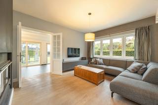 Op een gunstige locatie in Kasterlee, vlak bij het centrum en diverse voorzieningen, bevindt zich deze gerenoveerde open bebouwing met een bewoonbare oppervlakte van 216 m².<br /><br />Op het gelijkvloers zorgt de gezellige woonkamer met open haard en veel natuurlijke lichtinval voor een aangename leefruimte. Aansluitend bevindt zich de ruime keuken met kookeiland en zicht op de tuin. Verder is er een praktische berging met ingebouwde kasten en ruimte voor de wasplaats, evenals een aparte bureauruimte. Op de eerste verdieping bevinden zich twee ruime slaapkamers, een stijlvol ingerichte badkamer en een dressing met toegang tot de zolderverdieping. Deze grote, lichtrijke ruimte met drie Veluxramen biedt tal van mogelijkheden, zoals een ruime extra slaapkamer of hobbyruimte. Ook is er een droge kelder aanwezig. Buiten beschikt de woning over een oostgerichte tuin met tuinhuis en een ruime westgerichte voortuin. Bovendien is er op het perceel veel parkeerruimte.<br /><br />Met een EPC-score van 280 kWh/m² valt de woning niet onder de renovatieverplichting.<br />- Gerenoveerde open bebouwing<br />- Ruime, lichtrijke woning<br />- Keuken met kookeiland<br />- Gezellige woonkamer met open haard<br />- Aparte bureauruimte<br />- Ruime zolderverdieping met mogelijkheden<br />- Veel parkeergelegenheid op eigen terrein