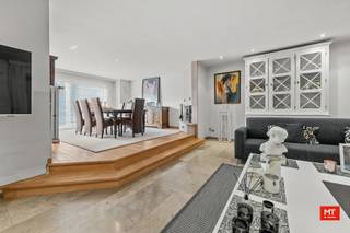 Dit voormalig winkelpand in hartje Dadizele biedt dankzij zijn indrukwekkende oppervlakte en uitweg tal van mogelijkheden. Ideaal voor een combinatie van wonen-werken (commerciële ruimte), kangeroewoning of project met meerdere appartementen.<br /><br />Op de <strong>gelijkvloerse verdieping</strong> bevindt zich een commerciële/polyvalente ruimte van maar liefst 341 m². Op de bovenverdieping hebben we een ruim appartement (bereikbaar via trap of lift).<br /><br /><strong>Indeling van het appartement</strong>
<ul>
<li>1ste verdieping: hal (14 m²), lichtrijke woon- en eetkamer (54 m²) voorzien van houtkachel en zicht op het Zuidgericht terras (20 m²), uitgeruste keuken (16 m²) met vaatwasser, oven, microgolf, koelkast, dubbele wastafel, kookplaat en dampkap. Daarnaast is er op het eerste verdiep nog een wasplaats (8 m²), toilet, slaapkamer (17 m²), badkamer (12 m²) met ligbad, douche en dubbele wastafel.</li>
<li>2de verdieping: nachthal (15 m²), 2 ruime slaapkamers (16 - 15 m²) en een zolderruimte dat kan dienen als 4de slaapkamer (45 m²).</li>
</ul>
<br /><strong>Extra kenmerken</strong>
<ul>
<li>Centrale verwarming op aardgas en warmtepomp (warmen/koelen) in de keuken, slaapkamer en winkel.</li>
<li>Regenwater: 15.000 L.</li>
<li>Elk verdiep is toegankelijk via de trap én lift, zelfs de kelder.</li>
<li>Aparte elektriciteitsteller voor de Kernemelkstraat.</li>
</ul>
<br />Meer informatie of een vrijblijvend bezoek?<br />Contacteer Eden op 0470 43 78 21 of mail info@minthus.be<br />