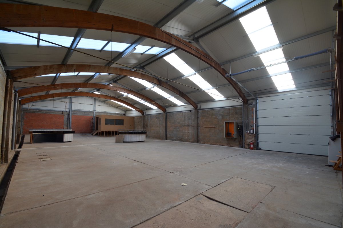 OPSLAGRUIMTE (430m²) TE HUUR met geïsoleerd dak, hoge elektrische sectionaalpoort en BUREEL te Oostkamp (Hertsberge). Op 4km van E40. - foto 2