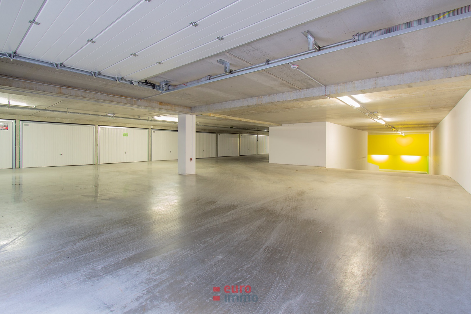 Garage fermé à clé situé près du centre culturel. - photo 3
