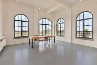 In de bekende en iconische Molens van Ruisbroek, mooie karaktervolle loft van ± 106 m², op de 4de verdieping. De loft biedt:- een inkomhal met...