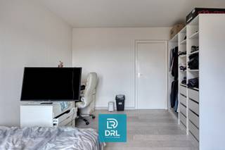 Deze leuke studio met kelder en fietsenberging is uitstekend gelegen aan ’t Zand in het centrum van Brugge. Dankzij deze centrale ligging heeft u alle winkels, restaurants, station en bushalte vlakbij.<br /><br />De studio beschikt over een leefruimte, een aparte keuken, apart toilet en een badkamer. Op het gelijkvloers is er een gemakkelijk toegankelijke fietsenberging en beneden is er nog een kelderberging.<br />In de voorbije jaren werden reeds verschillende renovaties uitgevoerd. Zo is er deels nieuwe dakbedekking, is het appartement voorzien van dubbele beglazing, werd de badkamer vernieuwd en is de elektriciteit al eens aangepakt. De dakgoot wordt nog vernieuwd. Bovendien beschikt deze studio reeds over een conformiteitsattest wat ideaal is indien met zou opteren voor verhuur. Met daarbij de huidige goede huurprijs en de uitzonderlijke ligging is deze studio tevens zeer geschikt als opbrengsteigendom. <br /><br />Bent u op zoek naar een goede investering of woonst op een toplocatie in Brugge? Aarzel dan niet om ons te contacteren voor meer informatie of een bezoek ter plaatse. <br />Update: Nog één van de twee studio's te koop.<br />