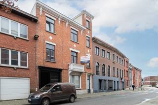 Dit karaktervolle pand in Mechelen biedt een unieke kans voor renovatie of als investering. <br /><br />Op het gelijkvloers bevindt zich een overdekte koer, een ruime living met aansluitende eetkamer, een keuken, een badkamer met toilet en één slaapkamer. Vanuit deze verdieping is er ook toegang tot de kelder. De eerste verdieping omvat een living, eetkamer, keuken, badkamer met toilet en twee slaapkamers. Vanuit de living is er bovendien toegang tot een aangenaam terras aan de achterzijde van het gebouw. De tweede verdieping biedt eveneens een living, een eetkamer met open keuken, een badkamer met toilet en twee slaapkamers.<br /><br />Deze karaktervolle woning vormt een interessant renovatieproject met veel potentieel. Dankzij de ligging aan de stadsrand van Mechelen, in de nabijheid van winkels, scholen en openbaar vervoer, is dit een uitstekende kans om een uniek pand volledig naar eigen wens te transformeren.<br /><br />Interesse? Vraag je bezoek aan!
