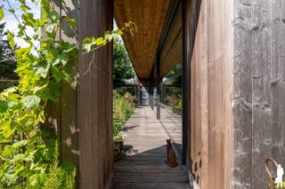 <strong>Prachtig, doordreven gerenoveerde woning in rustige residentiële buurt, nabij natuurgebied Keiheuvel. Deze unieke woning, gelegen op een perceel van 1.730 m², beschikt over een buitengewoon charmante, organische bloementuin met verschillende schaduw- en zonneterrassen en vijverpartij. Bij aanleg werd gefocust op biodiversiteit; er bevinden zich zowel inheemse flora als exoten, gericht op het aantrekken van vlinders. De villa zelf toont een verrassend staaltje architectuur en is bijzonder kwaliteitsvol afgewerkt en gemoderniseerd (o.a. middels grote uitbouw, maar ook energetisch). De woning met maar liefst 240m² bewoonbare opp. (excl. kelder), biedt 3 à 4 slaapkamers (waarvan 1 benedenslaapkamer), ruime badkamer met dressing en centrale leefruimte onder hoog plafond (ca. 3m) die als centraal element de verbinding maakt tussen de buitenomgeving en de binnenruimten.<br /><br />De indrukwekkend stijlvolle woning ademt klasse, charme, karakter en rust. De harmonie tussen de gebruikte materialen, de natuurtuin en de grote lichtrijke leefruimte met over de volledige lengte hoge raampartijen, zorgen voor een fascinerende beleving van licht en ruimte. De woning is volledig instapklaar en uiterst energiezuinig (EPC-score van 156 kWh/m²/jaar - label B): zonnepanelen, zonneboiler, hoogenergetische DDG-kachel, hoogrendementsglas, etc.<br /></strong><strong><br /></strong><em>Gelijkvloers - Inkomhal, leefgedeelte &amp; benedenslaapvertrekken</em><br /><br />De inkomhal met vestiairehoek en inbouwboekenwand als blikvanger geeft - via de benedennachthal - toegang tot woonkamer en leefkeuken. De open leefruimte is enorm lichtrijk door de glazen gevel met zicht op de tuin (brede hoge raampartijen; volledige kamerlengte); zij is langwerpig van opzet en hoogwaardig afgewerkt. Zij is ingedeeld in een zit- en eetgedeelte en geniet van een rustgevende, stijlvolle atmosfeer. <br /><br />Het keukengedeelte zelf is voorzien van werkruimte langs weerszijden en afgewerkt met design kraanwerk; zij is tevens uitgerust met ijskast, combi-oven, vaatwasmachine, inductiefornuis en voldoende schuif- en kastruimte.<br /><br />Het houtwerk binnen en buiten (riante dakoversteken), de glaspartijen, moderne verlichtingselementen en het strakkere, witte keukenontwerp contrasteren op verrassend evenwichtige wijze met de organische buitenomgeving en het karakter van het oorspronkelijke pand.<br /><br />De aansluitende eetplaats, afgescheiden van de keuken met stijlvolle, houten inbouwkastelement, doet dienst als centrale schakel tussen zithoek en keukenvertrekken. Mudroom, technische ruimte en gastentoilet zijn naastgelegen.<br /><br />Op het gelijkvloers is verder een benedenslaapkamer, privaat gelegen en met toegang tot de tuin. Aangrezend is een inloopdressing voorzien. De badkamer - tijdloos en hoogwaardig afgewerkt - beschikt over een lavabodeel (kamerbreedte), inloopdouche, toiletruimte en inbouwkastruimte (o.a. wasmachine). <br /><br /><em>(Tussen)verdiep - slaapkamers; multifunctioneel gebruik</em><br /><br />Op het tussenverdiep bevindt zich een extra kamer die thans dienst doet voor opslag maar om te vormen is tot slaapkamer of bureau. <br /><br />Op de bovenverdieping zijn 2 slaapkamers gelegen, waarvan 1 met ruime bijkamer. Dit verdiep kan polyvalent ingezet worden; bv. als thuiskantoor, hobbyruimte of studio.<br /><br /><em>Buitengebeuren - Tuin &amp; duurzaamheid</em><br /><br />De omheinde natuurtuin is organisch aangelegd met hoge heggen, bomen en heesters voor privacy. Er bevinden zich fruitbomen (appel, peer, kers) en een vijverpartij achteraan. Er is ruimte voor moestuin; tuinhuis en serre zijn aanwezig (op aanvraag). Verschillende zithoeken en terrassen bieden rustplaats; waaronder het hoofdterras op zuidwesten, voorzien van schaduw door specifiek opgekweekt en gesnoeide dakplataan. <br /><br />Zonnepanelen en -collectoren voorzien in hernieuwbare energie. Langzij de woning is er toegang tot de achtertuin (bv. voor aanhangwagen).