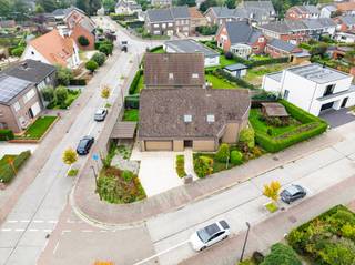 In een rustige woonwijk, op wandelafstand van het station, vinden we op een mooi hoekperceel deze uitzonderlijk ruime gezinswoning met maar liefst 7 slaapkamers.<br /><br />De villa werd opgetrokken in de jaren tachtig, met één duidelijke focus: ruimte voor het hele gezin. Dat vertaalt zich vandaag in royale leefruimtes, een bijzonder praktische indeling en heel wat mogelijkheden om de woning naar eigen smaak te moderniseren.<br /><br />Via de ruime inkomhal met ingebouwde vestiairekast betreden we de woning. Rechts bevindt zich een afzonderlijke zitruimte, die aansluit op de ruime, tweedelige leefruimte. Verder vinden we een grote, aparte leefkeuken met aansluitend een bijzonder praktische en ruime koele berging.<br /><br />Naast de keuken bevinden zich de ingerichte wasberging en een eerste badkamer met douche. Van hieruit is er rechtstreeks toegang tot de dubbele garage, die zowel langs de voor- als achterzijde bereikbaar is.<br /><br />De verschillende leefruimtes op het gelijkvloers zijn vandaag afzonderlijk ingedeeld, maar bieden dankzij hun oppervlakte en indeling heel wat potentieel. Wie houdt van een hedendaags en open ruimtegevoel kan hier verschillende ruimtes samenbrengen tot één royale leefomgeving.<br /><br />Ook op de eerste verdieping blijft ruimte het sleutelwoord. Hier bevinden zich maar liefst 7 slaapkamers, een tweede badkamer, een afzonderlijk toilet en een extra berging. Een uitzonderlijke indeling die deze woning bijzonder geschikt maakt voor grote of nieuw samengestelde gezinnen, maar evengoed voor wie nood heeft aan extra bureel, hobby of logeerruimte.<br /><br />Buiten geniet u van een aangenaam aangelegde tuin met terras. Dankzij het hoekperceel is er bovendien een mooi gevoel van ruimte rondom de woning. Parkeren kan op eigen terrein en bijkomend in de straat.<br /><br />Bent u op zoek naar een bijzonder ruime gezinswoning met 7 slaapkamers, een dubbele garage en tal van mogelijkheden, en dit op een centrale maar rustige ligging? Dan verdient deze woning absoluut uw bezoek.<br /><br />Extra troeven:<br /><br />Maar liefst 7 slaapkamers<br /><br />Dubbele garage<br /><br />Ruime en veelzijdige leefruimtes<br /><br />Drijfkracht aanwezig<br /><br />Regenwaterput van 10.000 liter<br /><br />Aangename tuin en terras<br /><br />Parkeermogelijkheden op eigen terrein