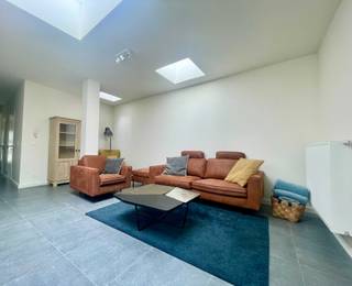 Gerenoveerde woning met grote tuin en inpandige garage in centrum Gent<br /><br />Troeven:<br />- Moderne, lichtrijke woning met vier slaapkamers<br />- Twee volledig nieuwe badkamers<br />- Uiterst kwalitatieve Siematic keuken met Siemens apparatuur<br />- Inpandige garage met automatische poort (een absolute troef in deze buurt!)<br />- Toplocatie in centrum Gent nabij invalswegen en voorzieningen (Mobiscore 9,4/10!)<br />- Grondig kwalitatief gerenoveerd in 2026 met gunstige EPC B-score en elektriciteit conform<br />- Grote tuin met mooi terras<br />- Lichtrijke ruimtes dankzij nieuwe grote raampartijen en vernieuwde lichtkoepels<br />- Vlotte verbinding naar het station, centrum, winkels en ander openbaar vervoer<br /><br />Indeling:<br />De woning verwelkomt je in een ruime, lichtrijke inkomhal die leidt naar de inpandige garage met handige automatische poort, een afzonderlijk gastentoilet en de eerste badkamer met grote- regendouche. Vervolgens bereik je de uitgestrekte lichtrijke leefruimte met aansluitend een royaal uitgeruste topkeuken van SieMatic vol Siemens apparatuur die uitgeeft op de ruime tuin. De zonovergoten eetruimte vormt de verbinding tussen de keuken en de tuin. Via de handige openslaande dubbele glazen deuren sta je zo op het terras. Handig tijdens de mooie zomerdagen! <br />Op de eerste verdieping bevinden zich de eerste twee ruime slaapkamers.<br />Op de tweede verdieping bevinden zich nog twee extra slaapkamers met de ensuite tweede badkamer incl. toilet die je makkelijk vanuit deze beide slaapkamers kan inlopen. Indien drie slaapkamers reeds volstaan, kan de kleinste slaapkamer op de tweede verdieping ook dienstdoen als een mooie dressing, hobbyruimte of functionele bureauruimte. <br /><br />EPC : 153 kWh/m2 Jaar<br />Instelprijs: 625.000<br /><br />Biedingen onder gesloten omslag in te dienen uiterlijk op 15/4. Opening van de biedingen op 14. De verkoper is niet verplicht om een bod te aanvaarden.<br /><br />Laatste bezoekdag op 11/4, telkens tussen 10u-12u of tussen 13u-16u. Neem snel contact op om een bezoek in te plannen.<br /><br />Geen immomakelaars aub!