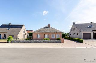 <p><span>Deze verzorgde verrassend ruime woning in Schriek combineert comfortabel gelijkvloers wonen met een uitzonderlijke hoeveelheid ruimte. De woning beschikt over 2 grote slaapkamers, een royale zolder, een inpandige garage en een afzonderlijke werkruimte met eigen zolder.</span></p><p><span>De ruime en lichtrijke leefruimte omvat een gezellige zit- en eetplaats. Grote raampartijen zorgen voor een aangename natuurlijke lichtinval, terwijl de gashaard bijdraagt aan de warme en huiselijke sfeer.</span></p><p><span>Aansluitend bevindt zich de royale keuken, voorzien van veel kastruimte en werkoppervlak. Een extra pluspunt is dat de keukentoestellen recent werden vernieuwd, waardoor de keuken meteen praktisch inzetbaar is.</span></p><p><span>De woning telt twee volwaardige, ruime slaapkamers, waarvan één voorzien is van twee volledige wanden met ingemaakte kasten. Een bijzonder praktische troef die zorgt voor een zee aan opbergruimte. De ruime badkamer is uitgerust met zowel een ligbad als een afzonderlijke douche.</span></p><p><span>Een absolute meerwaarde is de grote zolderverdieping. Momenteel biedt deze heel wat bergruimte, maar dankzij de royale oppervlakte zijn er ook interessante mogelijkheden om hier bijvoorbeeld een extra slaapkamer, hobbyruimte of andere woonruimte te creëren, mits de nodige aanpassingen en eventuele vergunningen.</span></p><p><span>Ook wie op zoek is naar garage-, hobby- of werkruimte komt hier ruimschoots aan zijn trekken. De woning beschikt over een garage met sectionaalpoort die rechtstreeks aansluit op het huis. Daarnaast is er een afzonderlijke werkruimte met eigen garagepoort én een eigen zolderverdieping. Ideaal als atelier, hobbyruimte of voor wie behoefte heeft aan bijkomende opslagruimte.</span></p><p><span>Buiten beschikt de eigendom over een ruime verharde zone met parkeermogelijkheid voor meerdere wagens. Het overdekte terras vormt een aangename plek om beschut van de tuin te genieten. Verder is er een tuinhuis aanwezig en zorgen de hagen voor de nodige privacy.</span></p><p><span>Ook technisch heeft deze woning enkele mooie troeven. In 2024 werd een nieuwe condenserende verwarmingsketel geplaatst. Daarnaast beschikt de woning over een conforme elektrische installatie en een EPC-score van 272 kWh/m²jaar (label C).</span></p><h3><span>Troeven</span></h3><ul><li><span>2 grote, volwaardige slaapkamers</span></li><li><span>Ruime en lichtrijke leefruimte</span></li><li><span>Royale keuken met recent vernieuwde toestellen</span></li><li><span>Ruime badkamer met ligbad en afzonderlijke douche</span></li><li><span>Grote zolderverdieping met mogelijkheden voor extra kamer</span></li><li><span>Garage aan de woning met sectionaalpoort</span></li><li><span>Aparte werkruimte met eigen garagepoort</span></li><li><span>Overdekt terras</span></li><li><span>Tuinhuis</span></li><li><span>Ruime parkeermogelijkheden op eigen terrein</span></li><li><span>Nieuwe condenserende verwarmingsketel geplaatst in 2024</span></li><li><span>EPC 272 kWh/m²jaar label C</span></li><li><span>Elektrische installatie conform</span></li></ul><p><span>Een bijzonder veelzijdige eigendom met veel ruimte binnen én buiten, ideaal voor wie comfortabel wil wonen en tegelijk nood heeft aan extra plaats voor hobby, werk, opslag of toekomstige uitbreiding.</span></p>