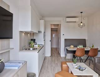 Deze comfortabele vakantiewoning voor 5 personen bevindt zich op het populaire domein "Klein Strand" in Jabbeke, met een uitstekende...