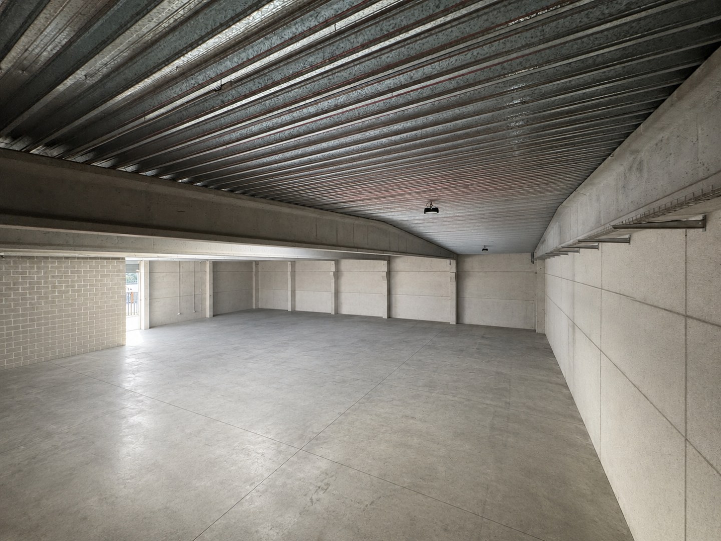 Vlot bereikbaar en instapklaar bedrijfspand met 700 m² kantoren en 700 m² magazijn in Zwevegem - foto 5