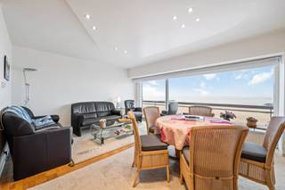 Exclusief te koop: Appartement met frontaal zeezicht en een aangename gevelbreedte ideaal gelegen nabij het Lichttorenplein. <br /><br />Indeling: inkom met gastentoilet en vestiaire, halfopen keuken, ruime eetkamer en living met een breed zeezicht. <br />Twee kamers achteraan waarvan de eerste met een eigen douche en de tweede slaapkamer met een aparte badkamer. eerste kamer met eigen douchekamer, tweede slaapkamer met een aparte badkamer. Beide kamers geven uit op het terras. Berging in het appartement. <br />Privatieve kelder en mogelijkheid tot aankoop dubbele staanplaats op enkele passen van het appartement.<br /><br />EPC: 114 kWh/m² - UC: 20250203-0003520451-RES-1