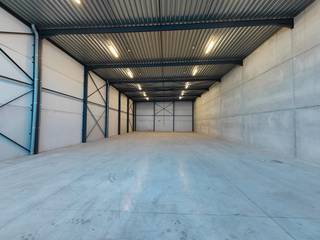 Are you looking for a strategically located, modern space for storage or production? This high-quality 573 m² SME unit is located in the outer port of Ostend and offers exceptional accessibility. Both the port itself and the industrial zones of Zandvoorde are easily accessible, and the driveway to the A10 motorway is less than 5 minutes' drive away.Properties and specifications of the property:A total area of 573 m² with an impressive free height of 7.3 metres and plenty of natural light thanks to the polycarbonate wall.Equipped with an automatic sectional door (4 m x 4.40 m) and a separate, representative entrance door with glass.Durable and sturdy polyconcrete floor, fully insulated warehouse.Includes 3 reserved parking spaces right outside the door.Practical &amp; financial info:Availability: Immediately available for use.Utilities: Individual counters for water and electricity (fully self-contained consumption).Rental deposit: Standard of 3 months rent.Interested or planning a visit quickly? Get in touch with us today!