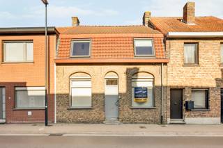 Schrijf je in op het bezoekmoment op zaterdag 23 mei via onze website:https://benjaminverkoopt.be/kopen/- Ideale ligging: Dadizeelsestraat 25 in...