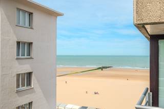 Instapklaar 2-slaapkamer appartement te koop met prachtig zijdelings zeezicht gelegen op de 6de verdieping van de residentie "Xavier" langs de Albertushelling te Mariakerke. Op enkele wandelpassen van zee en strand. <br /><br />Indeling: <br />- inkomhal voorzien van ingemaakte kasten met gastentoilet <br />- lichtrijke leefruimte met een terras<br />- keuken voorzien van keramische kookplaat, vaatwasmachine, spoeltafel en microgolf <br />- nachthal <br />- badkamer 1 voorzien van een douche en lavabo<br />- badkamer 2 voorzien van dubbele lavabo meubel met spiegelkast, bad en toilet <br />- slaapkamer (9m²) met aansluitend badkamer 1<br />- slaapkamer (11m²) met toegang naar badkamer 2<br /><br />Pluspunten: <br />- instapklaar<br />- zijdelings zicht op zee<br />- gemeenschappelijke fietsenberging in het gebouw <br />- openbaar vervoer op wandelafstand<br />- EPC label C <br />- 1 appartement per verdiep <br /><br />Op zoek naar een instapklaar 2-slaapkamer appartement met prachtig zijdelings zicht op zee? Aarzel niet om ons te contacteren. <br /><br /><br />Bestuursmaatregelen in het maatregelenregister: nee