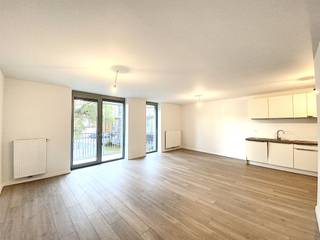 <p><span>HEDENDAAGS APP MET 2 SLKS, TERRAS & AUTOSTAANPLAATS</span></p><p><span> </span></p><p><span>In Sint-Niklaas treffen wij residentie 't Fineer aan. Een toplocatie voor wie wil genieten van het leven in hartje Waasland. Wij bevinden ons op enkele minuten van het station, de markt, verschillende scholen, supermarkten, ... Kortom ideaal voor wie optimaal van het stadsleven wil genieten. </span></p><p><span> </span></p><p><span>Het appartement bevindt zich op de eerste verdieping. Toegekomen op de eerste verdieping betreden wij het appartement via de inkomhal. De inkomhal geeft ons toegang tot twee slaapkamers, de badkamer, het toilet voorzien van een handspoelbakje en de leefruimte. De leefruimte biedt voldoende plaats voor een zithoek, een eethoek en is voorzien van een volledig uitgeruste keuken. </span></p><p><span><br /></span><span>Leuk detail is de aanwezigheid van een parkeerplaats. Deze is terug te vinden in de ondergrondse parkeergarage waar wij ook de privatieve kelderberging aantreffen. </span></p><p><span> </span></p><p><span>Nieuwsgierig om dit centraal gelegen appartement te ontdekken? Vraag snel een bezichtiging aan via <span>info@pillar.estate</span></span><span> of 033 695 695.</span></p><p><span><br />Opgelet: Dit pand wordt enkel verhuurd voor korte duur (huurovereenkomst voor 1 jaar).</span></p><p><span>Deze gegevens zijn louter ter informatieve titel. De vermelde oppervlaktes zijn slechts een indicatie. Pillar kan niet verantwoordelijk gesteld worden voor de juistheid van de aan haar verstrekte gegevens. </span></p><p><span> </span></p>