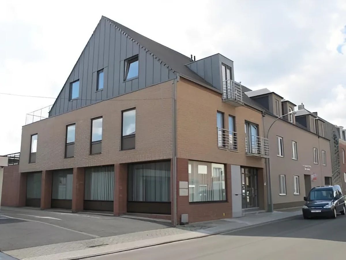 Vastgoedvennootschap met verhuurde magazijnen en opbrengsteigendom te Kortrijk - foto 1