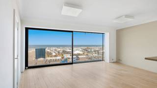 Unfurnished 2-bedroom flat with sea views near Rubensplein.<br />Entrance hall with cloakroom, guest toilet and storage room. Spacious living room with stunning sea views. Open-plan, fully fitted kitchen. One bedroom with en-suite shower room and one bedroom with en-suite bathroom. Fixed service charge of €75 per month.