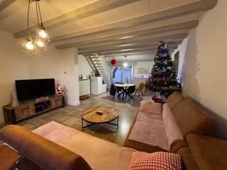 Charmante rijwoning te koop, ideaal als starterswoning. Deze gerenoveerde woning (139 m²) biedt een comfortabele indeling met leefruimte, twee...