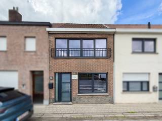 INSTAPKLARE GEZINSWONING met 3 SLAAPKAMERS, TUIN en GARAGE MET UITWEG ACHTERAAN, gelegen op een CENTRALE LOCATIE te Sint-Eloois-Vijve. Deze woning combineert een PRAKTISCHE INDELING met een GUNSTIG EPC (EPC-label C) en vormt de IDEALE THUISBASIS voor wie COMFORTABEL wil wonen NABIJ ALLE VOORZIENINGEN. Extra troeven zijn onder andere de UITWEG ACHTERAAN via de Gustaaf Mahieulaan, de AANWEZIGHEID VAN AIRCO met WARMTEPOMP (woonkamer) en een CONFORME ELEKTRISCHE INSTALLATIE.<br />Bij binnenkomst wordt u verwelkomd in de lichtrijke woonkamer met zithoek en eetplaats. Aansluitend bevindt zich de halfopen ingerichte keuken, uitgerust met alle nodige toestellen. Via de gang met lichtkoepels bereikt u de ingerichte badkamer, een apart toilet en een praktische wasplaats. Op de 1ste verdieping beschikt de woning over 2 ruime slaapkamers en een ingerichte zolderkamer op de 2de verdieping, die perfect kan dienen als 3de slaapkamer.<br />Buitenshuis geniet u van een tuin met overdekt terras, die rechtstreeks aansluit op de ruime garage.<br /><br />EPC: 226 kWh/m², G-score en P-score D, Geen renovatieverplichting van toepassing