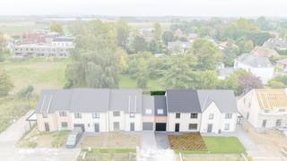 <strong>Nouveau projet résidentiel – Rue de la Muserie</strong><br /><br />Découvrez notre nouveau projet résidentiel comprenant 16 maisons énergétiques situées dans un clos paisible, idéal pour les familles.<br />Lots 17-21 bientôt disponibles
<ul>
<li>Style rural avec une architecture authentique</li>
<li>3 ou 4 chambres, selon vos besoins</li>
<li>Excellente performance énergétique pour un confort optimal</li>
<li>Carport ou garage intégré</li>
<li>Environnement calme et central</li>
<li>Finitions personnalisables</li>
</ul>
Envie d’en savoir plus ou de visiter notre maison témoin ? Contactez-nous dès maintenant !<br />