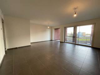 <p><span>Mooi gelegen appartement met zicht op de Leie.  Topligging.  Inkom, ruime living met open ingerichte keuken, groot terras, wasplaats, toilet, badkamer met inloopdouche, 2 slaapkamers, kelder en autostandplaats. CV via warmtenet. Gemeenschappelijke fietsenberging. Algemene onkosten 80 euro/maand. Epc A+ 28 kWh/m². Vrij vanaf 01/10/2026. Voor info of bezoek, tel 056.21.58.00 of www.immo-lvb.be.</span></p>
