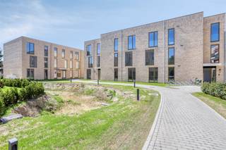 <p><span>GLVL APP. MET 2 SLKS, TERRAS & PARKING</span></p><p><span> </span></p><p><span>In Beveren-Waas treffen wij residentie Oscar aan gelegen te Walhof. Wij bevinden ons nabij het centrum, het station, de fietssnelweg, verschillende supermarkten, verscheidene scholen, sportaccommodaties, lokale handelaars en diverse horeca gelegenheden. Kortom alles om een dynamisch & comfortabel leven voor jong & oud te garanderen. </span></p><p><span> </span></p><p><span>Dit appartement is gelegen op de gelijkvloerse verdieping. Het appartement beschikt over een inkomhal, een leefruimte met volledig uitgeruste keuken en de nodige ruimte voor een zit- en eethoek. Verder zijn er twee slaapkamers, een badkamer, een afzonderlijk toilet en een berging/wasplaats. Nadat wij het appartement hebben ontdekt begeven wij ons naar de kelderverdieping waar wij een privatieve autostaanplaats en een privatieve kelderberging aantreffen. </span></p><p><span> </span></p><p><span>Troeven: </span></p><p><span>- Recent gelijkvloers appartement</span></p><p><span>- Aangenaam terras </span></p><p><span>- E-peil </span><span>≤ </span><span>30 (BEN-woningen)</span></p><p><span>- Vloerverwarming </span></p><p><span>- Energiezuinig ventilatiesysteem D</span></p><p><span> </span></p><p><span>Net als ons overtuigd van de troeven van residentie Oscar? Vraag snel een bezoek aan via <span>info@pillar.estate</span></span><span> of 033 695 695. Wie weet wordt u de nieuwe bewoner van dit prachtig appartement!</span></p><p><span> </span></p><p><span>*Deze gegegevens zijn louter ter informatieve titel. De vemelde oppervlaktezs zijn slechts een indicatie. Pillar kan niet verantwoordelijk gesteld worden voor de juistheid van de aan haar verstrekte gegevens. </span></p><p><span> </span></p>