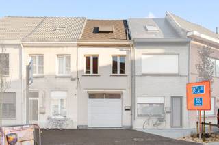 Cette maison, entièrement rénovée en 2016, est taillée pour ceux qui tiennent à leur intimité. Une large porte de garage dans la belle façade...