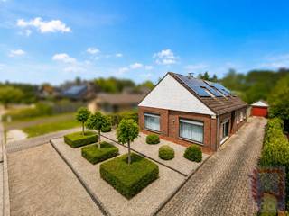 Op een rustige en groene locatie in Mol bevindt zich deze verrassend ruime open bebouwing met 6 slaapkamers (een veelzijdige zolderverdieping), een afzonderlijke garage en een ruime tuin.<br /><br />De woning werd opgericht in 1975 en beschikt over een bruikbare vloeroppervlakte van maar liefst ca. 239 m² volgens het EPC. Dankzij de praktische gelijkvloerse indeling, de vele bijkomende ruimtes en het ruime perceel vormt dit eigendom een interessante opportuniteit voor wie op zoek is naar ruimte, rust en mogelijkheden.<br /><br />Indeling:<br />Via de inkomhal met afzonderlijk gastentoilet bereikt u de ruime en lichtrijke leefruimte. Aansluitend bevindt zich de afzonderlijke keuken.<br />Verder beschikt het gelijkvloers over een wasplaats, een praktische berging, een nachthal, drie volwaardige slaapkamers en een badkamer met ligbad.<br />Via een vaste trap bereikt u de bijzonder ruime zolderverdieping. Deze werd ingericht met onder meer een zitruimte, een bureau, een bijkomende kamer en een ruime stockageplaats of 3 extra slaapkamers!<br />Buiten beschikt het eigendom over een ruime tuin, een oprit en een afzonderlijke garage met bijkomende bergruimte.<br /><br />Troeven:<br />Open bebouwing op een perceel van  wel 1.340 m²<br />Ca. 239 m² bruikbare vloeroppervlakte volgens EPC<br />Drie slaapkamers op het gelijkvloers<br />Ruime en multifunctionele zolderverdieping<br />Afzonderlijke garage en voldoende parkeergelegenheid<br />Geïsoleerd dak met ca. 18 cm minerale wol<br />Zonnepaneleninstallatie van 5.880 Wp<br />Zonneboiler voor sanitair warm water<br />Elektrische installatie conform<br />Rustige en groene ligging!<br />P-score: A en G-score: A<br /><br />Technische informatie:<br />EPC: 382 kWh/m² per jaar – label D<br />Verwarming: elektrische verwarming en houtkachel<br />Zonnepanelen: 5.880 Wp<br />Zonneboiler aanwezig<br />Elektrische installatie: conform<br />Bouwjaar: 1975<br />Asbestattest: niet-asbestveilig<br />Bodemattest: geen aanwijzingen voor bodemverontreiniging<br />Gelegen binnen een niet-vervallen verkaveling<br />Geen voorkooprecht van toepassing<br /><br />Een bijzonder ruime woning met een praktische indeling en tal van mogelijkheden op een mooi perceel in Mol. Een bezoek ter plaatse laat u de ruimte en het potentieel van dit eigendom pas echt ontdekken.