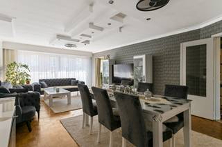 <p>Vous recherchez un appartement clé en main, proche d'excellentes liaisons de tram et de bus, pour vous déplacer facilement dans Anvers ? Alors, cet appartement est fait pour vous !</p>
<p>Vous entrez dans un hall d'entrée spacieux avec toilettes invités, orné d'un parquet en bois massif chaleureux et caractéristique, qui se prolonge harmonieusement dans le séjour lumineux. Attenante, la cuisine, équipée pour votre confort quotidien, comprend notamment une plaque à induction, une hotte aspirante, un four, un évier, etc. Vous trouverez également trois chambres (18,50 m², 10,80 m² et 10,80 m²) et une salle de bains avec douche/baignoire, meuble-lavabo, toilettes et branchements pour lave-linge et sèche-linge. Cerise sur le gâteau : la chambre principale s'ouvre sur une terrasse de pas moins de 8,90 m², véritable havre de paix pour se détendre au grand air. Un emplacement de parking souterrain est disponible à l'achat pour 20 000,00 €.</p>
<p>Charges mensuelles disponibles sur demande.</p>
<p>Spécifications techniques : Électricité conforme ! Cave disponible ! Chauffage central au fioul (collectif), double vitrage principalement en aluminium. Informations urbanistiques et certificat de sol disponibles sur demande. Sans amiante ! (mais pas sans amiante). Hors zone inondable (classements P et G B). Obligation de rénovation non applicable.</p>