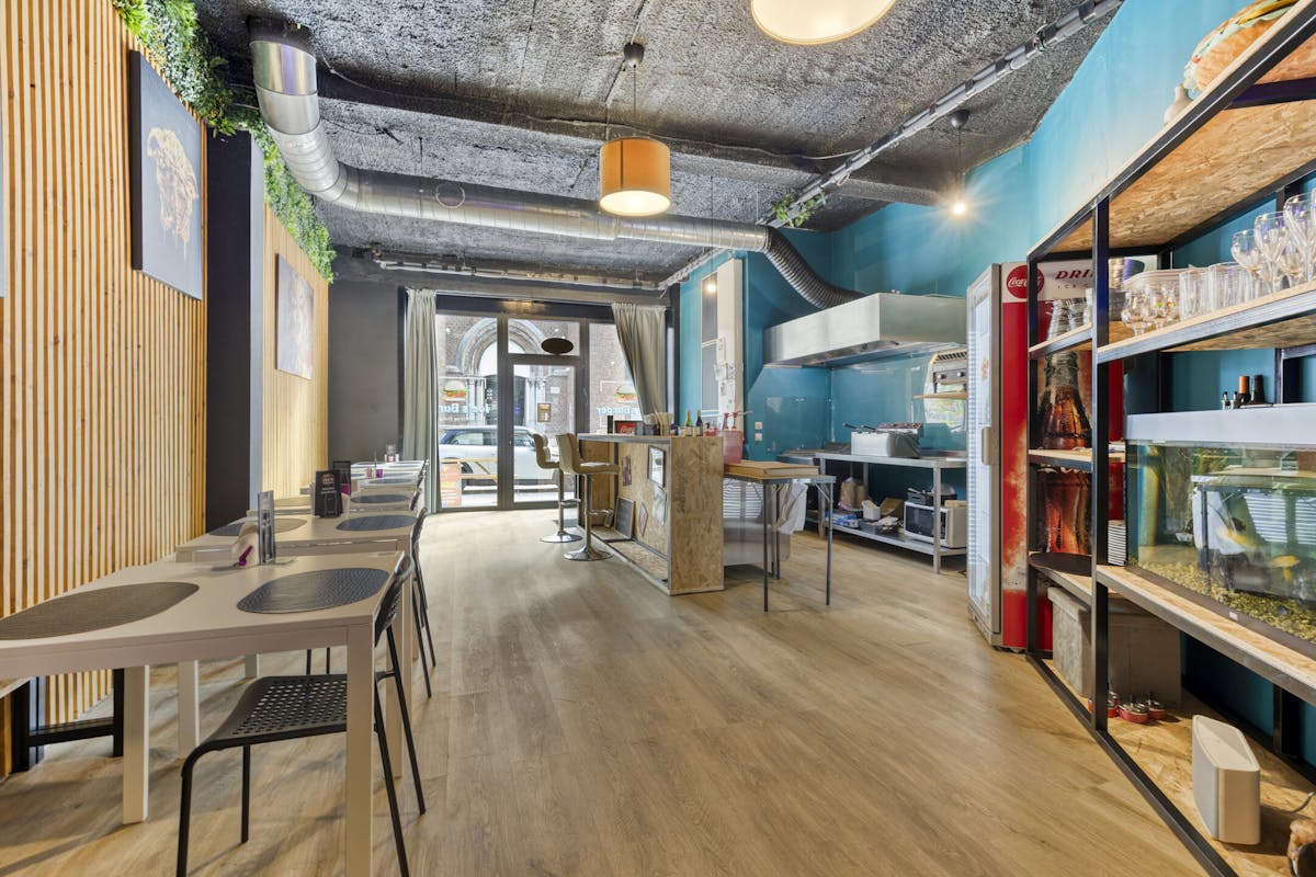 Business with duplex apartment for sale in the heart of Kuurne - photo 1