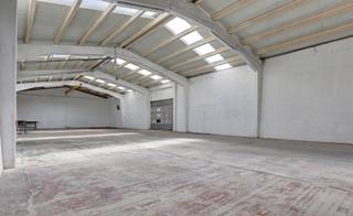 Cette maison rénovée avec entrepôt adjacent et espace commercial est située dans un excellent emplacement sur une voie de raccordement de...