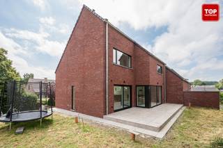 Deze prachtige passiefwoning ligt in een rustige straat in Zottegem. <br /><br />Troeven<br />• EPC A+ (-13 kWh) → energieneutraal en lage energiekosten<br />• Hoogwaardig afgewerkt, leefruimte met grote raampartijen<br />• 4 slaapkamers, de zolderkamer kan ook gezien worden als een polyvalente ruimte<br />• Vloerverwarming in heel de woning<br />• Zonnepanelen 7000 WP<br />• Spots en lichten voorzien in alle ruimtes waardoor de woning volledig instapklaar is<br />• Maximaal geïsoleerd waardoor je binnen geniet van een oase aan rust<br /><br />Via de benedenverdieping komen we terecht in de zeer ruime garage. Eveneens is er een douchecabine voorzien. Via de trap komen we terecht in de inkomhal en betreedt u de lichtrijke leefruimte. De open volledig geïnstalleerde keuken sluit mooi aan bij het moderne interieur. Vanuit de leefruimte heeft u toegang tot het terras en de ideale tuin. Op de verdiepingen vindt u 3 ruime slaapkamers, met toegang tot de vaste trap naar de volledig afgewerkte zolderkamer op de bovenste verdieping, een 4de slaapkamer, of de mogelijkheid om er een home office, hobbykamer of praktijk aan huis van te maken. Eveneens zijn er 2 badkamers voorzien en op de zolderverdieping nog een extra lavabo. <br /><br />Deze energiezuinige woning heeft werkelijk alles in huis om er de perfecte thuis van te maken. Dit huis voldoet aan alle normen en zorgt voor alle comfort. <br /><br />Het betreft een nieuwbouwwoning met 21% btw tarief. <br /><br />Bel Top Vastgoed voor een bezoek op 0475 700 700.