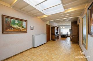 Droom je van wonen en werken op één plek, in het landelijke Oudegem? Of liever een opslag met daarbijhorende opbrengsteigendom? Deze woning voor zelfstandigen met magazijn en werkplaats biedt je ruimte in overvloed op een royaal perceel van 1031 m².<br /><br />De woning telt 4 slaapkamers en is toe aan renovatie, ideaal om volledig naar eigen smaak in te richten. De ruime zolder kan nog ingericht worden als 5e slaapkamer. Het pronkstuk is de ruime loods van 178 m², bereikbaar via een brede poort waar je gemakkelijk met de bestelwagen binnenrijdt. Ideaal als huis met opslagplaats, atelier of woning met ruimte voor voertuigen, voor je zaak, hobby of materiaal. Rondom geniet je van veel groen en rust.<br /><br />Op zoek naar een loods te koop in Dendermonde, gecombineerd met een woning? Dan is dit je kans!<br /><br />✅ Landelijke ligging in Oudegem<br />✅ Perceel van 1031 m²<br />✅ Te renoveren woning met 4 slaapkamers<br />✅ Loods 178 m² met brede poort<br />✅ Woning voor zelfstandige, met opslagplaats of atelier<br />✅ Ruimte voor voertuigen, bereikbaar met bestelwagen<br />✅ EPC D, geen renovatieverplichting!<br /><br />Wonen en werken op één plek vind je zelden, plan snel een bezoek!<br /><br />📩 gilles@woonvast.be — 📞 0491 94 95 38 — 🌐 www.woonvast.be