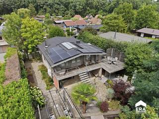 <p><strong>Wonen in alle rust, midden in het groene Nonnebos.</strong></p><p>Bent u op zoek naar een unieke woonplek waar rust, natuur en mogelijkheden hand in hand gaan? Dan is deze charmante chalet, gelegen in het prachtige Nonnebos, precies wat u zoekt. Omringd door groen geniet u hier elke dag van een oase van stilte, terwijl de woning tegelijk tal van mogelijkheden biedt om volledig naar uw eigen wensen in te richten.</p><p><strong>De eerste verdieping</strong> beschikt over een lichtrijke woonkamer met een open, uitgeruste keuken voorzien van een vaatwasser, koelkast, friteuse, etc en tal van opbergmogelijkheden. Vanuit de woonkamer heeft u bovendien rechtstreekse toegang tot het tweede terras, waar u in alle privacy kunt genieten van de groene omgeving. Verder beschikt deze verdieping over een vernieuwde badkamer met een inloopdouche, wastafel en toilet. De ruime slaapkamer is uitgerust met een volledig ingerichte dressing, die eenvoudig kan worden omgevormd tot een tweede slaapkamer.</p><p><strong>Het gelijkvloers</strong> biedt een zee aan potentieel. Momenteel vindt u hier een garage, een ingerichte bureauruimte, een praktische wasplaats met technische- en werkruimte, evenals twee nog af te werken slaapkamers en een tweede badkamer. Met enkele gerichte ingrepen kan deze volledige verdieping worden omgetoverd tot een volwaardige en prachtige extra leefruimte.</p><p>De tuin vormt een waar paradijs voor natuurliefhebbers, met een visvijver en een gezellig terras. De groene omgeving zorgt voor een permanent vakantiegevoel.</p><p><strong>Troeven op een rij:</strong></p><ul><li>Rustige ligging midden in het groen.</li><li>Gelijkvloers met enorm uitbreidingspotentieel.</li><li>Zonnepanelen met thuisbatterij en airco.</li><li>Dak reeds vernieuwd (2003).</li><li>Parking vlak voor de deur.</li><li>Domicilie mogelijk.</li></ul><p><br /></p>
