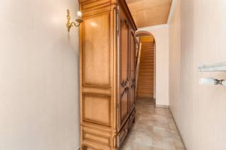 <p>Te koop: ruime gesloten bebouwing in het centrum van Sint-Baafs-Vijve, gelegen aan de Rijksweg, met alle voorzieningen binnen handbereik.<br />Deze woning uit 1948 biedt uitzonderlijk veel ruimte, met maar liefst 6 slaapkamers, ideaal voor grote gezinnen of wie extra werk- en hobbyruimte zoekt. Achteraan bevinden zich garages met handige uitweg, wat zorgt voor vlotte toegang en extra parkeermogelijkheden. De tuin is volledig zuid gericht.</p>

<p> </p>

<p>Belangrijkste ruimtes:<br />• Woonkamer met zicht op de tuin<br />• Keuken met toegang tot de badkamer<br />• 6 slaapkamers, geschikt voor diverse invullingen<br />• Berging en kelder voor extra opslag<br />• Garage en staanplaats achteraan met uitweg<br />• Inkomhal en nachthal<br />• Stookruimte</p>

<p> </p>

<p>Troeven:<br />• Zeer ruime woning met 6 slaapkamers<br />• Achteraan garages met uitweg<br />• Volledig zuid gerichte tuin</p>

<p> </p>

<p>Neem vandaag nog contact op met je ERA-makelaar voor een bezoek.<br />JOUW DROOMHUIS. ZO GEVONDEN!</p>