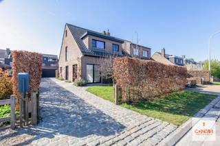 Deze charmante halfopen bebouwing is gelegen in een <strong>rustige straat</strong> op de grens van Mariakerke/Wondelgem en biedt een <strong>vlotte verbinding</strong> naar winkels, scholen en het openbaar vervoer. Op slechts 15 minuten fietsen van het centrum van Gent.<br /><br />De woning is <strong>volledig uitgerust</strong> en steeds <strong>goed onderhouden</strong>, met onder meer: 15 zonnepanelen met groenestroomcertificaten (2009), een volledig <strong>geïnstalleerde keuken</strong> inclusief nieuwe vloer met vloerisolatie (2019), een badkamer met ligbad en douche (2021) en overal nieuwe ramen (2021&amp;2023).<br /><br />Op het gelijkvloers bevindt zich een ruime inkomhal met gastentoilet, die toegang geeft tot de <strong>lichtrijke woonkamer</strong> en zithoek met <strong>houtkachel</strong>. Aansluitend bevindt zich de volledig uitgeruste, moderne keuken, die in verbinding staat met de <strong>bijkeuken</strong> met handige inbouwkasten en de tuin. De <strong>zonnige tuin</strong> is voorzien van een aangelegd <strong>terras en zonneluifel</strong>, perfect voor ontspanning. Er is voldoende parkeergelegenheid op de oprit langs de woning en in de zeer ruime <strong>garage</strong> met sectionale poort achteraan.<br /><br />Op de bovenverdieping bevinden zich <strong>drie slaapkamers</strong> en de badkamer met ligbad, toilet, dubbele lavabo en <strong>inloopdouche</strong>. Via het zolderluik is er toegang tot een ruime en praktische zolder.<br /><br />Deze woning is ideaal voor wie op zoek is naar een <strong>rustige en comfortabele plek</strong> om thuis te komen. Voor meer informatie of een bezoek kan je contact opnemen met Theo via: theo@convas.be