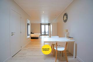 Gerenoveerde herenhuis (2025) in winkelstraat van Nieuwpoort-stad op 161 m².<br />Deze prachtige woning combineert ruimte, comfort en energiezuinigheid (B-label) op een toplocatie in Nieuwpoort. Met een bewoonbare oppervlakte van 284 m² is dit een ideale woning voor commerciële activiteiten gecombineerd met wonen.<br />De woning omvat op het gelijkvloers: <br />- een handelsruimte/kantoor (+- 70 m²) met kelder<br />- een studio met ingerichte keuken, leefruimte met slaaphoek, badkamer en terras (+-60 m² +11m²)<br />Op het verdiep vinden we een ruim appartement (+- 120 m² + 20m²) met zithoek, ingerichte keuken en aansluitend terras + 2 slaapkamers.<br />Kom de mogelijkheden ontdekken!<br /><br />Neem voorsprong met een vrijblijvende en gratis schatting van uw eigendom via:<br />http://www.residentievastgoed.be/gratisonlineschatten<br /><br />De vermelde prijs is een richtprijs, elk bod wordt overgemaakt aan de eigenaar die zich het recht voorbehoud het bod al dan niet te aanvaarden.<br /><br />EPC: 195 kwh/m²/jaar (B) - conforme keuring (Ref NI 26695)