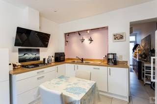 Deze knusse en energiezuinige woning is gelegen in een rustige straat, op wandelafstand van het centrum van Ronse. Een ideale starterswoning of interessante investeringsopportuniteit.<br />Indeling: <br />Op het gelijkvloers bevindt zich een mooie, volledig ingerichte keuken en een gezellige leefruimte met directe toegang tot het terras en de tuin.  Op de eerste verdieping vindt u een ruime badkamer en een grote slaapkamer.<br />De tweede verdieping beschikt over twee bijkomende slaapkamers.rs. <br /><br />Troeven: <br />Gunstig EPC - LABEL B  108kWh/m2<br />Centrale verwarming op gas (condenstatieketel)<br />Aircotoestellen (warm/koud)<br />Zonnepanelen<br />Ideale investering!<br /><br />Interesse? Contacteer Jens 0488 98 13 30 of jens@immoboss.be <br /><br /><br /> 