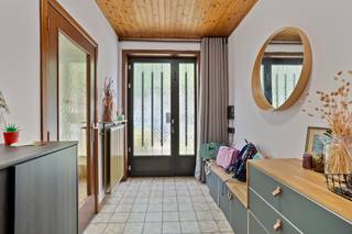 Halfopen bebouwing met ruime tuin op een strategische ligging tussen Borsbeek en Boechout.Indeling:U betreedt de woning via de inkomhal die toegang...