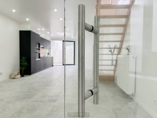 VOLLEDIG GERENOVEERDE EN INSTAPKLARE GEZINSWONING met maar liefst 5 SLAAPKAMERS en 2 STIJLVOLLE BADKAMERS bevindt zich op een TOPLOCATIE VLAK BIJ...