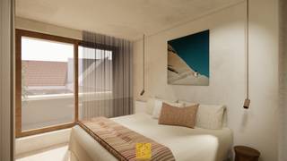 Welkom in Huyze Victoria, waar luxe, geschiedenis en locatie elkaar versterken. In dit statige breedhuis met 19de-eeuwse lijstgevel en oudere kern met stijlvolle neogotische aanbouw – de directeurswoning van de vroegere brouwerij ‘De Os’, thans de gekende wijnhandel Feys &amp; van Acker – verrijst een bijzonder woonproject met slechts 6 exclusieve woongelegenheden. Hier woont u in het stille hart van Brugge, een oase van rust, op slechts enkele stappen van de hippe Ezelstraat, met zijn creatieve winkels, gezellige cafés en charmante eetgelegenheden.<br /><br />Huyze Victoria telt slechts zes luxueuze woongelegenheden. Woningen met private buitenruimte, twee karaktervolle lofts in het voormalig koetshuis, een ruim en lichtrijk penthouse. Elk met oog voor kwaliteit, verfijning en voorzien van parkeergelegenheid. Een kleinschalig project, bewust ontworpen voor wie houdt van exclusiviteit en sereniteit.<br /><br />Unit 1 is de kleinste woning, maar hoeft helemaal niet onder te doen. Volledig uitgekiend, met hoge plafonds die heel veel licht toelaten, 2 mooie slaapkamers, elk met eigen badkamer ensuite én, zowel beneden als op het verdiep, een buitenruimte. Bruto woonoppervlakte 118,90 m2.<br /> 