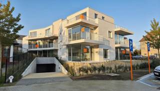 Geniet van luxe en duurzaamheid in dit prachtig nieuwbouwappartement op wandelafstand van de zee. De royale living met moderne open keuken vormt een lichtrijk geheel, dat naadloos aansluit op het grote terras voor een optimaal vakantiegevoel. Dit energiezuinige appartement is klaar voor de toekomst dankzij een EPC A-attest en geothermische verwarming. Met twee ruime slaapkamers, een praktische aparte berging en een gemeenschappelijke fietsenberging is aan alle comfort gedacht. Bovendien is er de mogelijkheid tot de aankoop van een garage. Een unieke kans op een stijlvolle en zorgeloze thuis aan de kust!