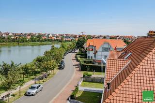 Volledig gerenoveerd appartement met 3 slaapkamers in een villa residentie met zicht op het Zegemeer.Indeling: Inkomhall met vestiaire en aparte WC...