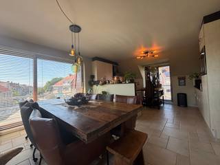 Dit moderne duplexappartement in residentie 'Nirwana' is gelegen op wandelafstand van het hartje van Blankenberge en biedt antwoord op de vragen...