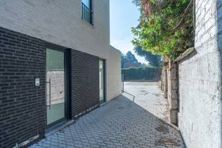 <strong>Zeer gunstig gelegen</strong> nieuwbouwappartementen op een rustige ligging in het centrum met openbaar vervoer, winkels, scholen, de Grote Markt op wandelafstand en met een vlotte bereikbaarheid naar de Ring en de autostrade E34 Antwerpen - Eindhoven. <br /><br />Het gaat om een <strong>kleinschalig blokje van 8 energiezuinige appartementen</strong> met 1, 2 of 3 slaapkamers en ruime terrassen. Een achtergelegen <strong>autostaanplaats en berging is inbegrepen in de prijs</strong>. Een gezamenlijke afvalberging is eveneens voorzien.<br /><br />Zij voldoen aan de hedendaagse normen door gebruik te maken van vloerverwarming, eigen warmtepomp en zonnepanelen, ventilatiesysteem enz.<br /><br />Zij werden volledig voorzien van een ingerichte keuken met kookvuur, dampkap, vaatwasser, combi-oven en koelkast, een badkamer met inloopdouche en dubbele wastafel, de meesten met 1 grotere en 1 kleinere slaapkamer. De leefruimte op tegelvloer is erg licht door de grote raampartij op het zuiden en op de grote terrassen is het heerlijk genieten met een mooi uitzicht op groen.<br /><br />Appartement 2 heeft zijn eigen inkom.<br /><br /><strong>De appartementen zijn reeds afgewerkt</strong>.<strong> Ideaal voor starters, alleenstaanden en senioren maar ook voor investeerders!</strong><br /><br /><strong>Aankoop onder 6 % BTW mogelijk zowel voor eigen bewoning als voor verhuring mits voorwaarden!<br /><br />Prijs is inclusief een autostaanplaats en berging!<br /><br />Voor meer informatie, plannen of een bezoek contacteer ons via info@dilegno.immo of 014 70 73 23</strong>