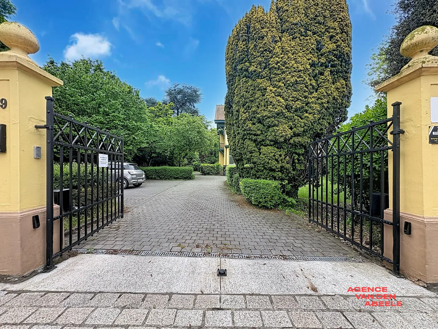 Ruim en verzorgd kantoorgebouw met royale tuin in het hart van Sint-Kruis - foto 2