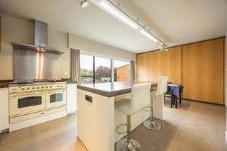 Op te frissen bel-etage woning met 4 slaapkamers, inpandige garage, stadstuin en terras gelegen in een doodlopende straat vlakbij het centrum...