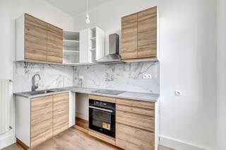 Op een steenworp van het Flageyplein en de vijvers van Elsene zal dit recent gerenoveerde appartement van 85 m² op de 2de verdieping van een gebouw uit 1937 u bekoren door zijn ligging en zijn ruimtes. Een living/eetkamer badend in het licht dankzij de mooie zuidoostelijke oriëntatie, verlengd door een volledig gerenoveerde aparte keuken. Het appartement bestaat verder uit twee mooie slaapkamers, een moderne badkamer met inloopdouche en een badkamermeubel met wastafel, evenals een apart toilet. Een privékelder maakt het geheel compleet. Technisch: individuele gasketel (Vaillant condenserend) en conform keuringsattest elektriciteit.<br /> Gelegen in een van de meest levendige en gegeerde wijken van Elsene, op enkele stappen van de handelszaken, restaurants en het openbaar vervoer van Flagey, is dit appartement vrij bij akte. Niet te missen!